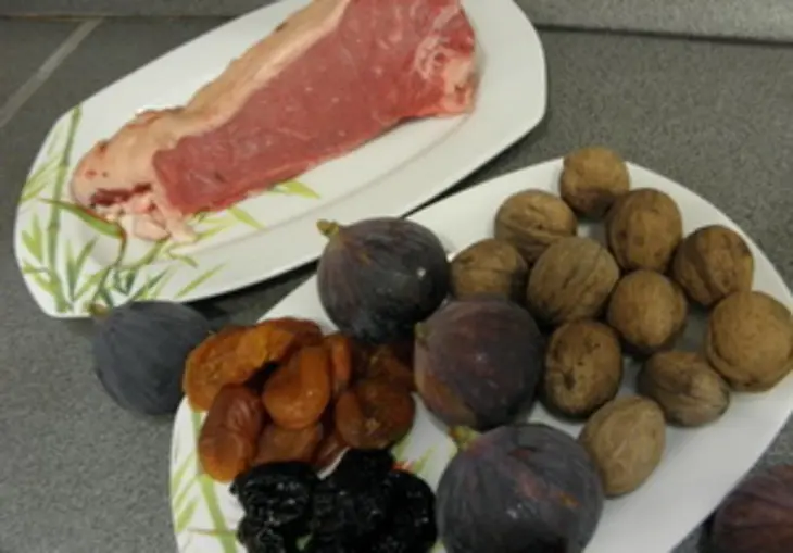 Инжир, фаршированный мясом, сухофруктами и орехами.: шаг 1