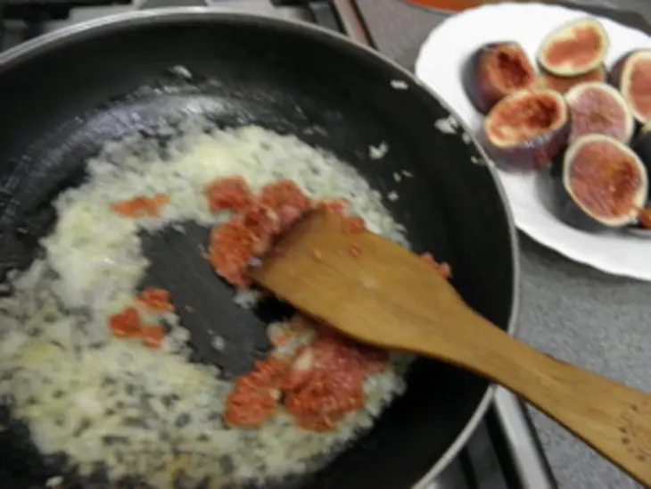 Инжир, фаршированный мясом, сухофруктами и орехами.: шаг 5