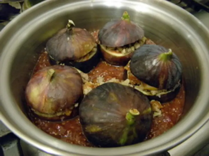 Инжир, фаршированный мясом, сухофруктами и орехами.: шаг 7
