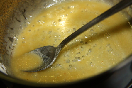 Тефтели с яйцами всмятку и сыром в молочном соусе.: шаг 3