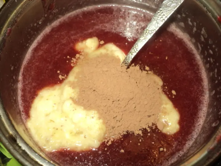 Сливовое варенье с бананами ,орехами  и какао: шаг 3