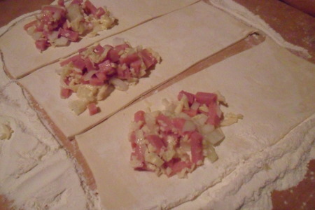 Пирожки из слоёного теста с сыром и ветчиной: шаг 5