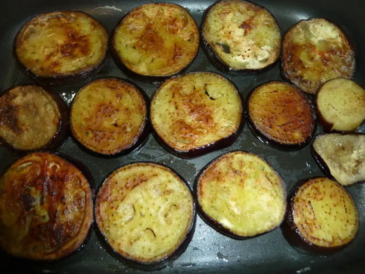 Салат из баклажанов и печеного перца с соусом "наршараб", невероятно вкусный: шаг 3