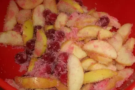 Сдобно-дрожжевой пирог с яблочно-клюквенной начинкой "подружка": шаг 4