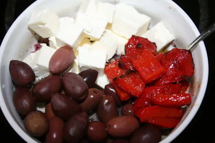 Греческая закуска с печеным перцем, фетой и маслинами "каламата": шаг 3
