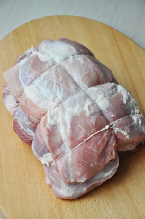 Жаркое из свиного филе в маринаде löwenbräu и шашлычки из сыра с беконом /рецепт от löwenbräu: шаг 2