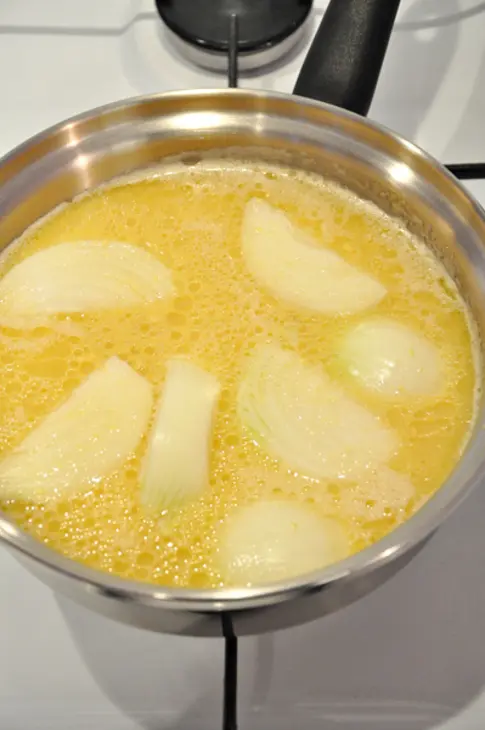 Жаркое из свиного филе в маринаде löwenbräu и шашлычки из сыра с беконом /рецепт от löwenbräu: шаг 3
