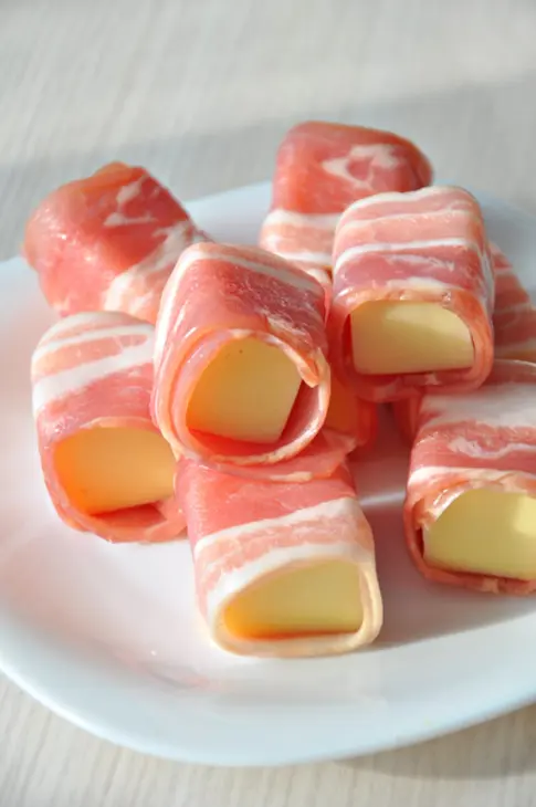 Жаркое из свиного филе в маринаде löwenbräu и шашлычки из сыра с беконом /рецепт от löwenbräu: шаг 10