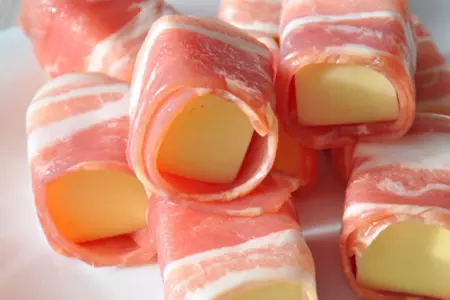 Жаркое из свиного филе в маринаде löwenbräu и шашлычки из сыра с беконом /рецепт от löwenbräu: шаг 10