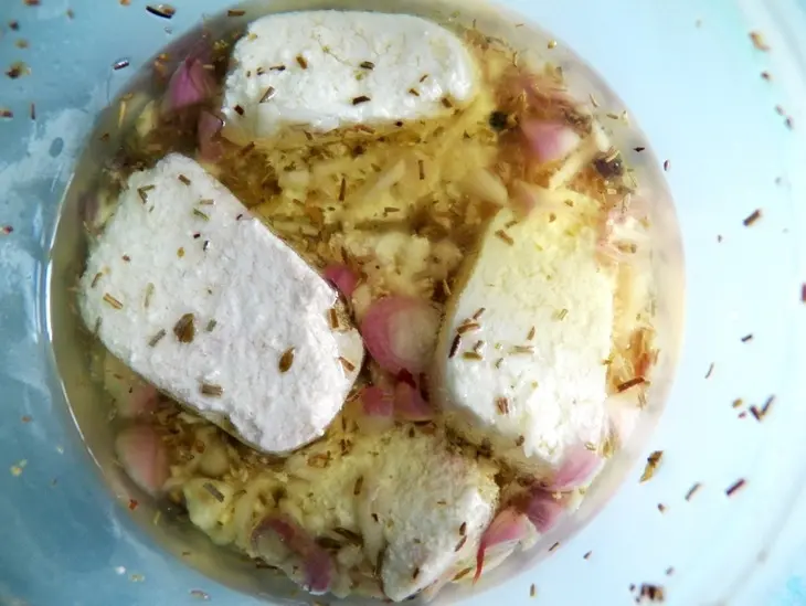 Шалот тарт (shallot tart) на пивном слоеном тесте с маринованным домашним сыром: шаг 3