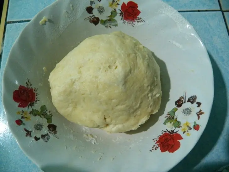Шалот тарт (shallot tart) на пивном слоеном тесте с маринованным домашним сыром: шаг 5