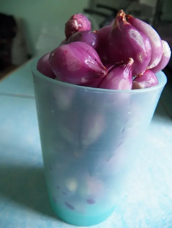 Шалот тарт (shallot tart) на пивном слоеном тесте с маринованным домашним сыром: шаг 7