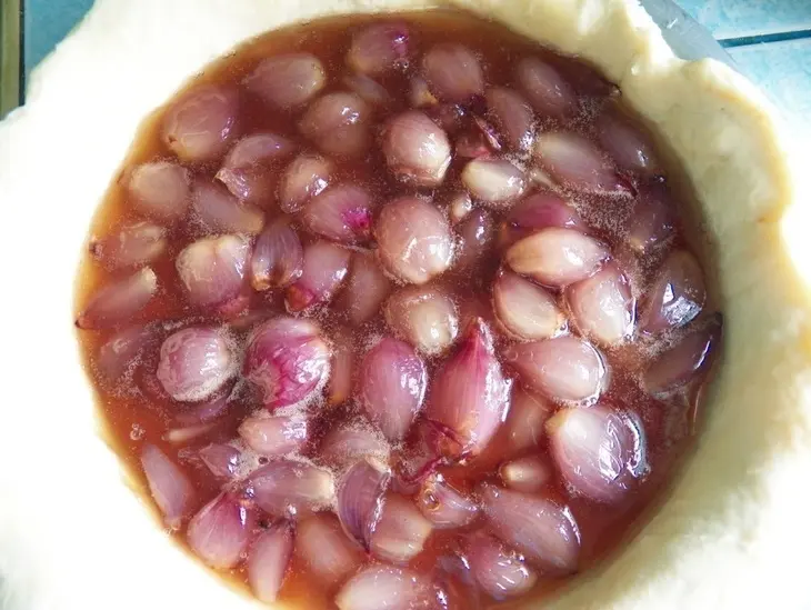 Шалот тарт (shallot tart) на пивном слоеном тесте с маринованным домашним сыром: шаг 8