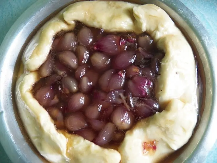 Шалот тарт (shallot tart) на пивном слоеном тесте с маринованным домашним сыром: шаг 9