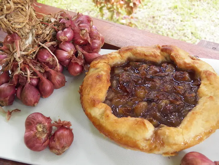 Шалот тарт (shallot tart) на пивном слоеном тесте с маринованным домашним сыром: шаг 10