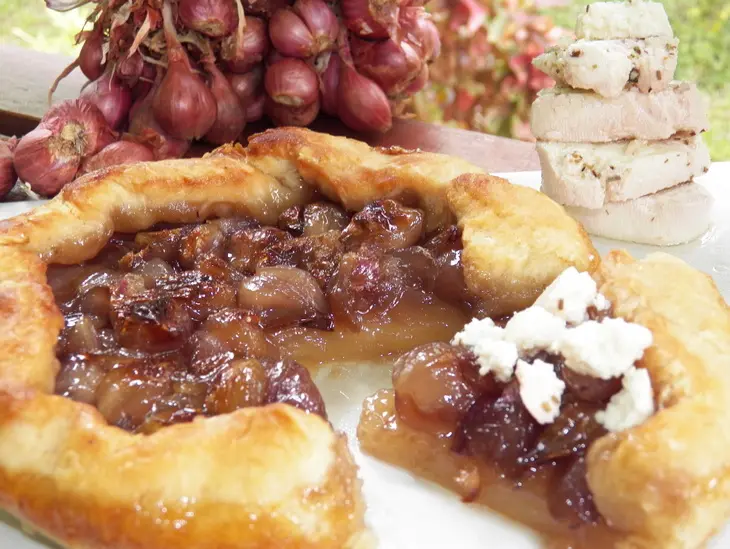 Шалот тарт (shallot tart) на пивном слоеном тесте с маринованным домашним сыром: шаг 11