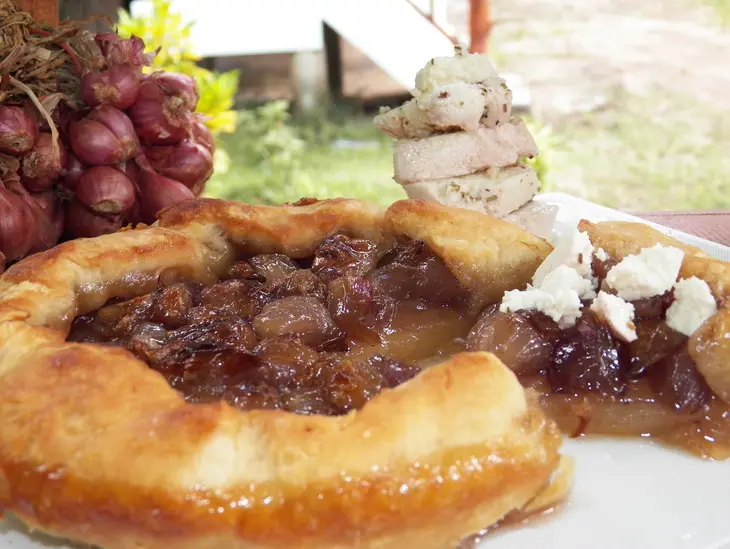 Шалот тарт (shallot tart) на пивном слоеном тесте с маринованным домашним сыром: шаг 12
