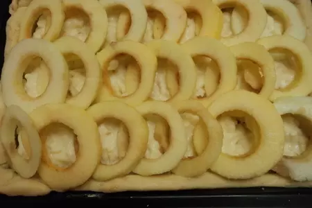 Пирог с яблоками и черной смородиной: шаг 3