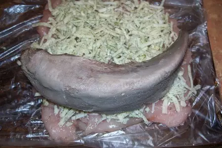 Рулет с языком и сыром: шаг 6