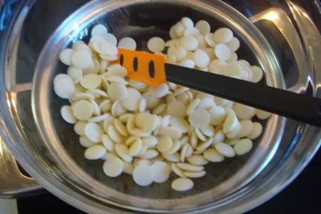 Маковый торт с белым шоколадом и свежими фруктами (без муки): шаг 8