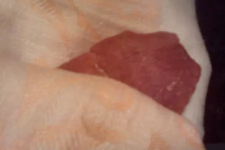 Говядина на гриле с черносмородиновым соусом, рукколой и фисташками: шаг 4