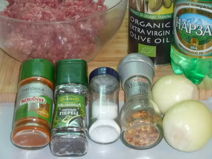 Плескавица ( балканский гамбургер) с соусом айвар: шаг 2