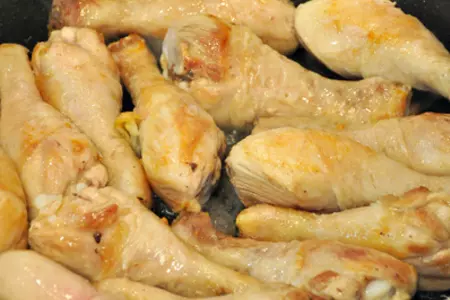 Куриные голени с овощами в подливе.: шаг 2