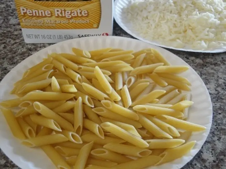 Паста пенне с сыром,креветками и гребешками: шаг 1