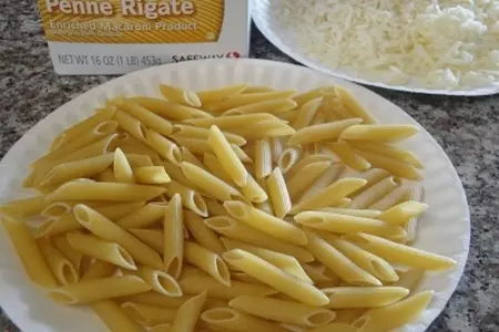 Паста пенне с сыром,креветками и гребешками: шаг 1