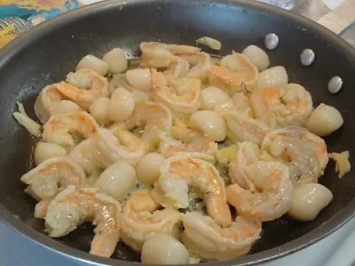 Паста пенне с сыром,креветками и гребешками: шаг 5
