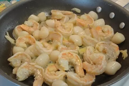 Паста пенне с сыром,креветками и гребешками: шаг 5