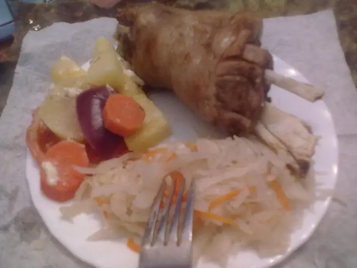 Свиная рулька,запеченная с квашеной капустой+овощи,запеченные в фольге: шаг 9