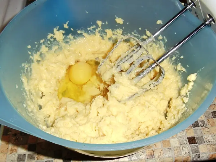 Заварной торт с сливочно-сырным кремом и безе: шаг 1