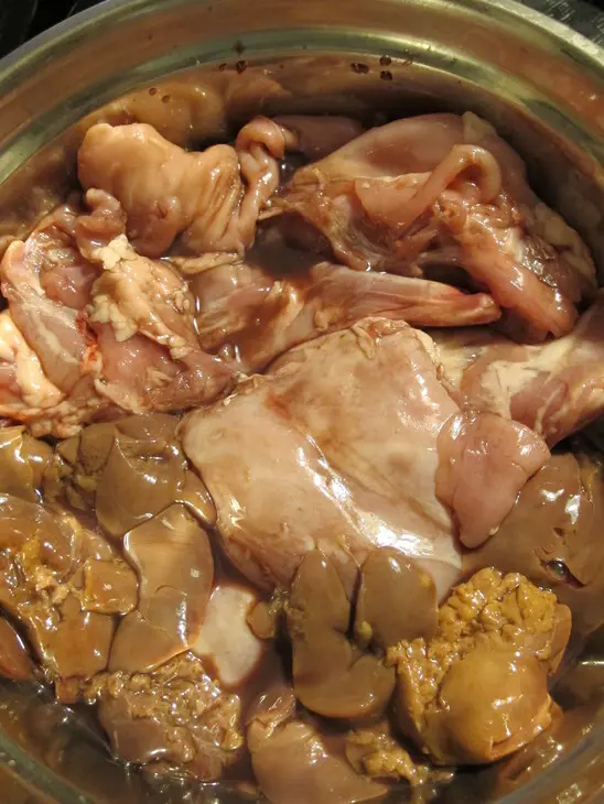 Кролик с куриной печенью и шампиньонами.: шаг 1