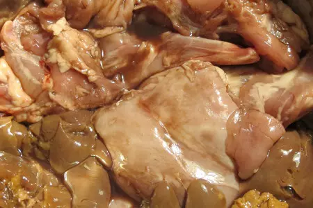 Кролик с куриной печенью и шампиньонами.: шаг 1