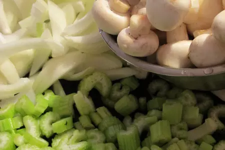 Кролик с куриной печенью и шампиньонами.: шаг 2