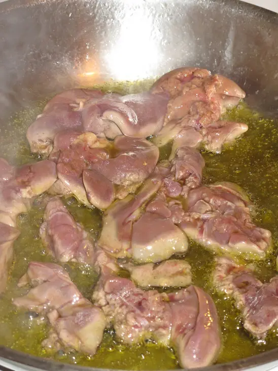 Кролик с куриной печенью и шампиньонами.: шаг 4