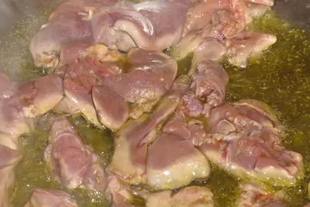 Кролик с куриной печенью и шампиньонами.: шаг 4