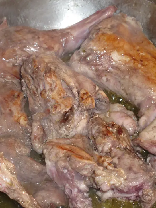 Кролик с куриной печенью и шампиньонами.: шаг 5