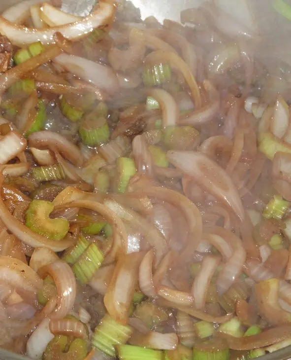 Кролик с куриной печенью и шампиньонами.: шаг 6