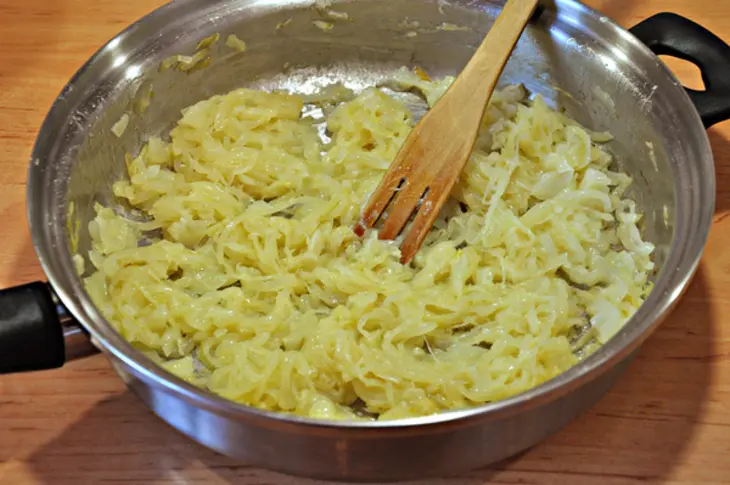 Запеченная лепешка с луково-куриной начинкой под сыром.: шаг 2