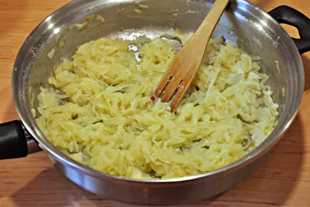 Запеченная лепешка с луково-куриной начинкой под сыром.: шаг 2