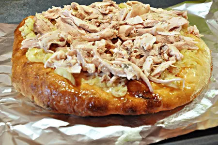 Запеченная лепешка с луково-куриной начинкой под сыром.: шаг 4