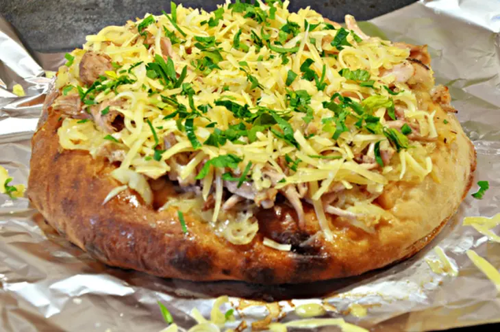 Запеченная лепешка с луково-куриной начинкой под сыром.: шаг 5