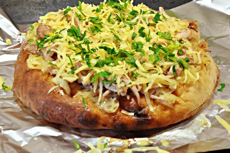 Запеченная лепешка с луково-куриной начинкой под сыром.: шаг 5