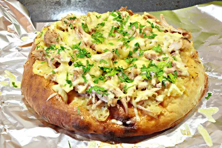 Запеченная лепешка с луково-куриной начинкой под сыром.: шаг 6
