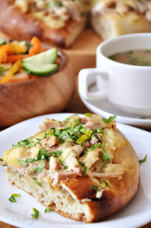 Запеченная лепешка с луково-куриной начинкой под сыром.: шаг 7