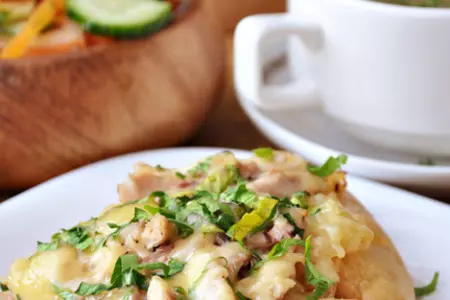 Запеченная лепешка с луково-куриной начинкой под сыром.: шаг 7