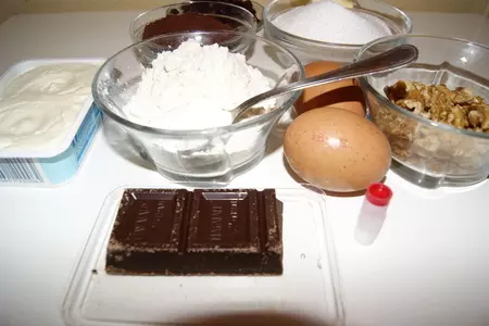 Брауни с крем-чиз, вяленой вишней и орехами: шаг 1
