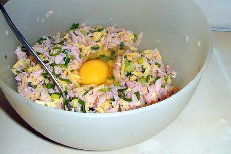 Жареные пирожки из творожного теста с начинкой из ветчины и сыра.: шаг 1